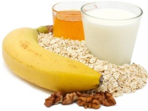 8-diy-oatmeal-milk-banana-and-honey-face-mask-L-clkJ_q