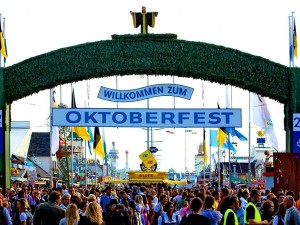 1024px.Haupteingang_Oktoberfest_2012
