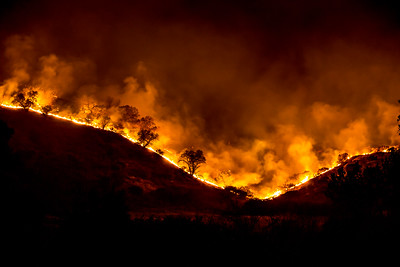 Citizens evacuate Californian cities as fires blaze