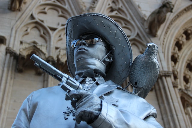 Living statues and the challenge of stillness
